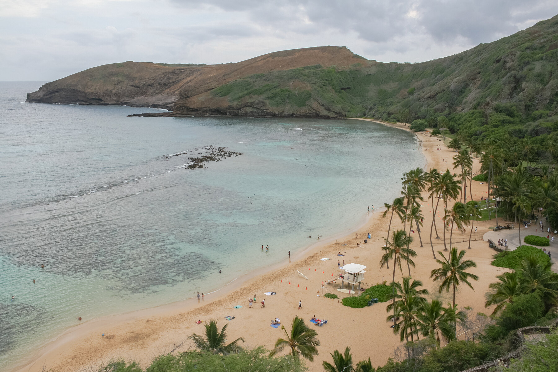 Turquoise water and curved volcanic shoreline at Hanauma Bay on Oʻahu