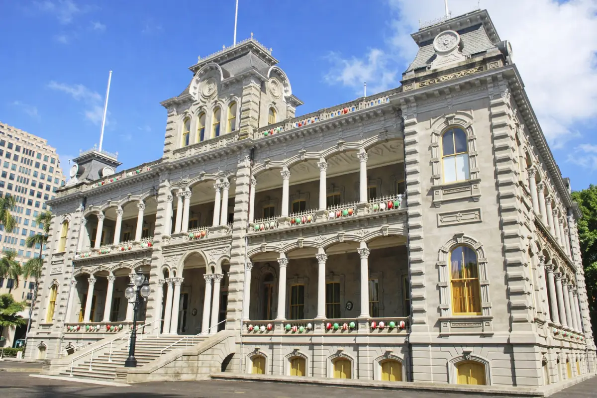 Front facade and royal grounds of ʻIolani Palace